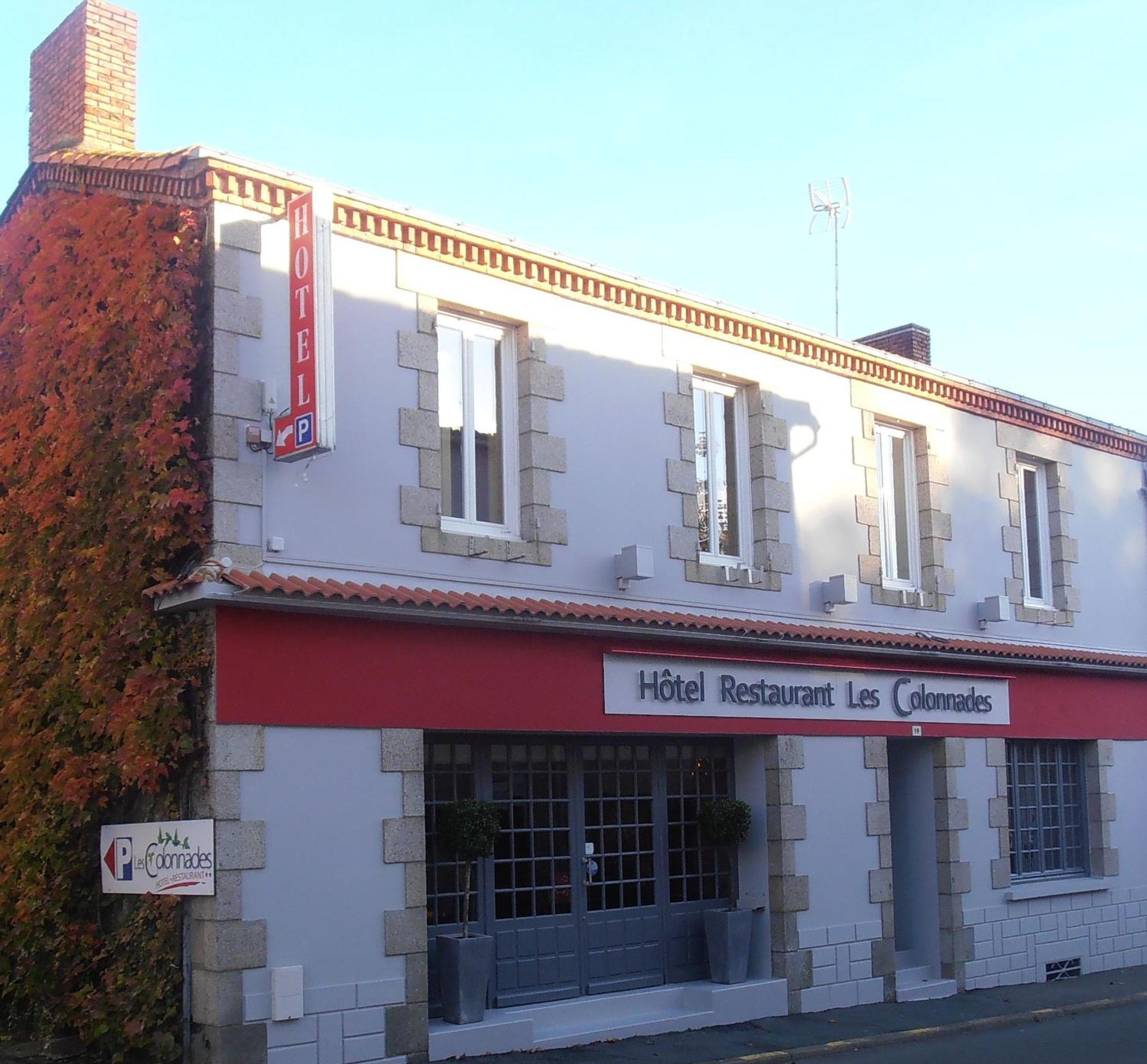 Hotel-Restaurant Les Colonnades Saint-Fulgent Exterior photo
